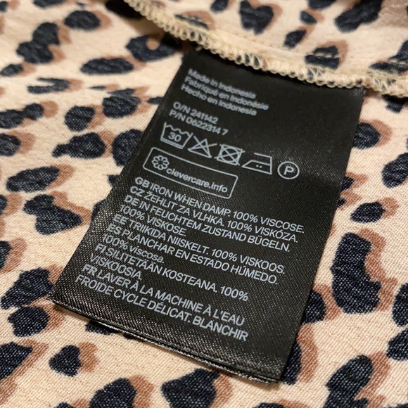 H&M Short Sleeve Crew Neck Leopard Print Blouse - Picture 6 of 6